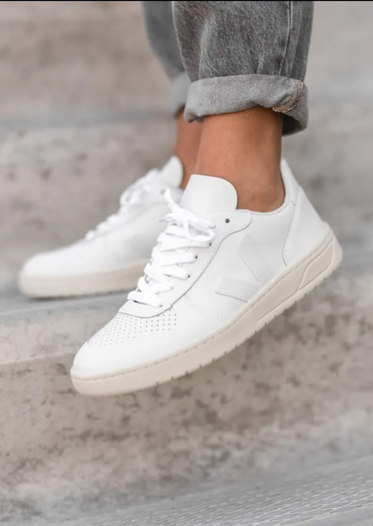 Veja V10 Leather Extra White